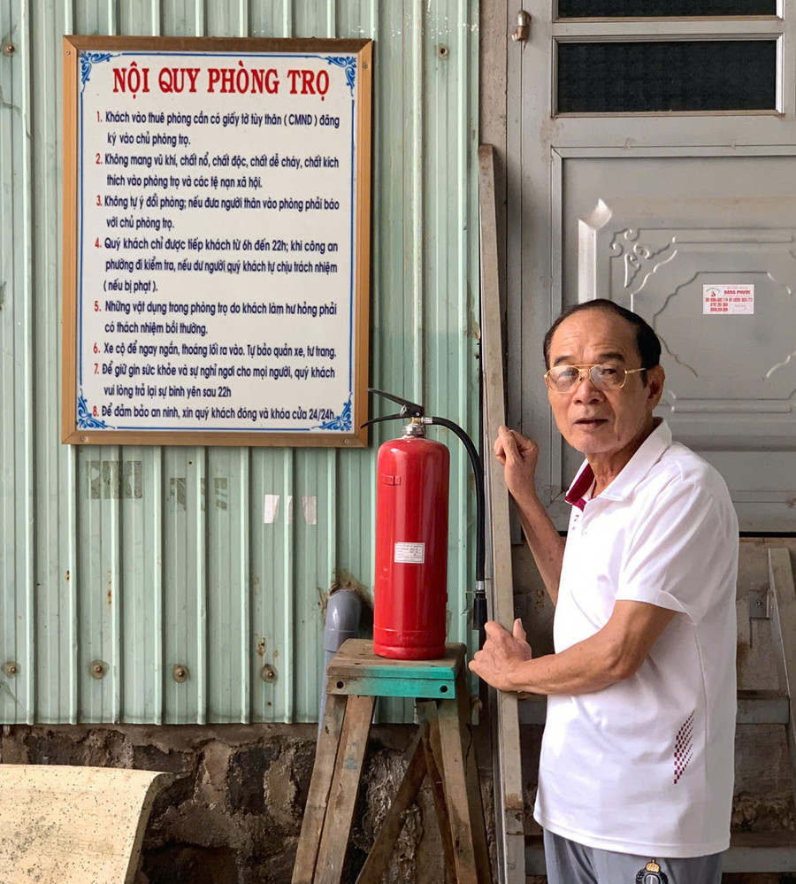 Ông Hà Văn Hiến kiểm tra bình chữa cháy xách tay tại khu vực nhà trọ của mình. Ảnh: R.H