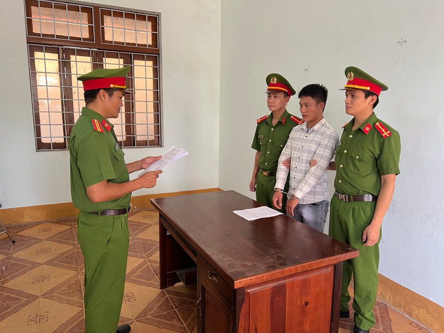 Bắt tạm giam đối tượng. Ảnh: VP