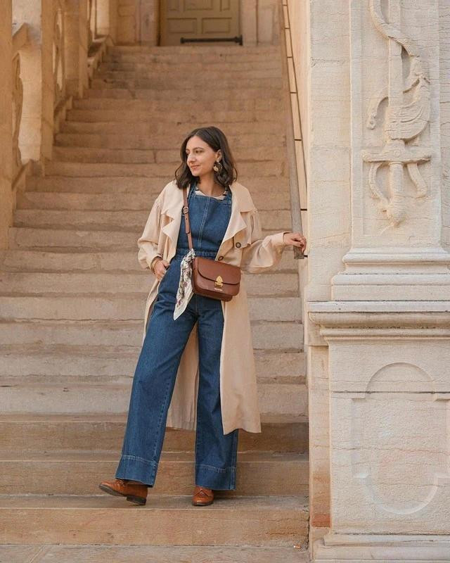 Vào những ngày đông có nắng đẹp và tiết trời ấm áp, áo khoác dài từ chất liệu vải kaki, vải dù sẽ là gợi ý tốt để tránh gió và che nắng. Quần yếm denim và giày da, túi da đeo chéo bổ sung vào diện mạo trẻ trung thời thượng, cho nàng thỏa sức tận hưởng những điều thú vị (và cả bão tố) mà cuộc sống mang đến