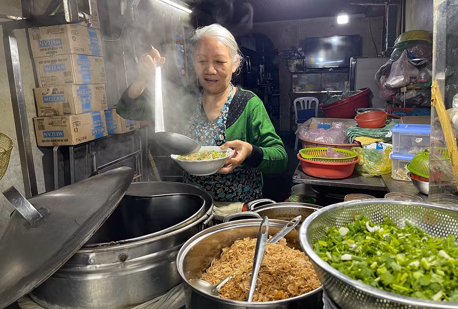 Gần nửa thế kỷ, bà Đặng Thị Kế bán ăn đêm với món mì hoành thánh đặc trưng của người Hoa. Ảnh: H.N