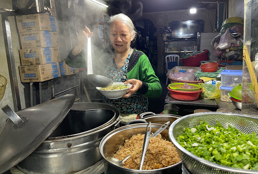 Gần nửa thế kỷ, bà Đặng Thị Kế bán ăn đêm với món mì hoành thánh đặc trưng của người Hoa. Ảnh: H.N