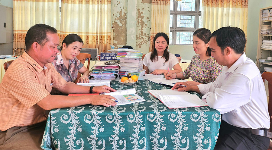 Cô Minh (thứ 2 từ phải sang) cùng các giáo viên trong tổ chuyên môn khối 1 họp bàn, tìm giải pháp để nâng cao chất lượng giáo dục cho học sinh. Ảnh: Mộc Trà