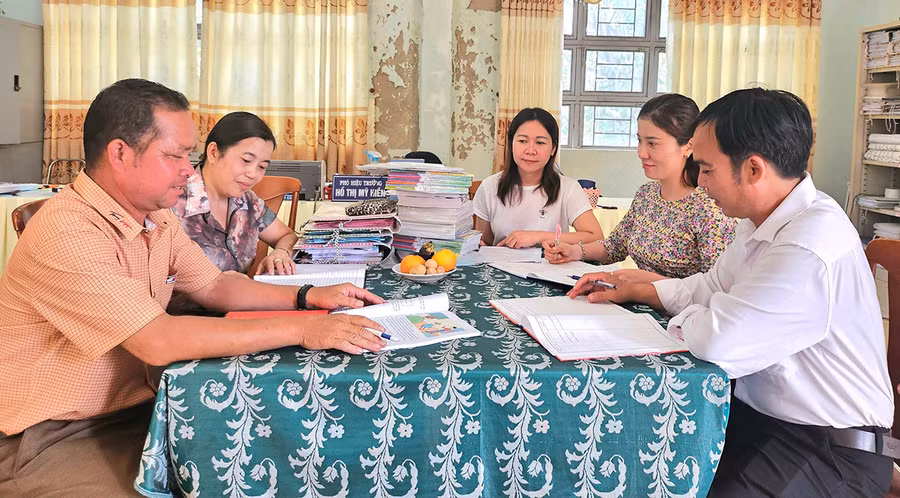 Cô Minh (thứ 2 từ phải sang) cùng các giáo viên trong tổ chuyên môn khối 1 họp bàn, tìm giải pháp để nâng cao chất lượng giáo dục cho học sinh. Ảnh: Mộc Trà