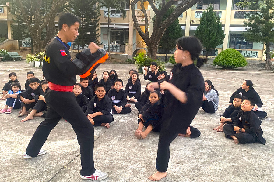 Võ sinh của CLB Võ cổ truyền Trần Cúc hăng say tập luyện võ thuật. Ảnh: Ngọc Minh Võ sinh của CLB Võ cổ truyền Trần Cúc hăng say tập luyện võ thuật. Ảnh: Ngọc Minh