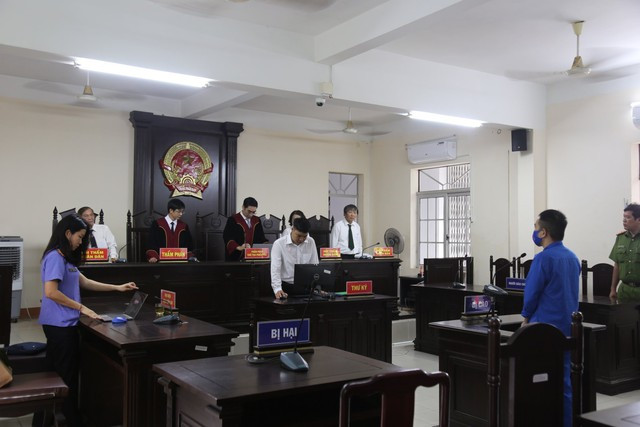 Bị cáo Hội nghe HĐXX tuyên án. Ảnh: NGUYỄN LONG