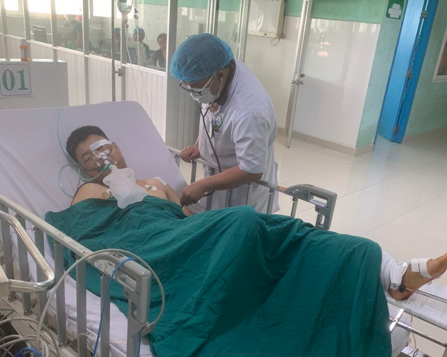 Bác sỹ tại Bệnh viện Đa khoa tỉnh Kon Tum tích cực chữa trị cho Đại úy Nguyễn Đình Phúc. (Ảnh: TTXVN phát) Bác sỹ tại Bệnh viện Đa khoa tỉnh Kon Tum tích cực chữa trị cho Đại úy Nguyễn Đình Phúc. (Ảnh: TTXVN phát)