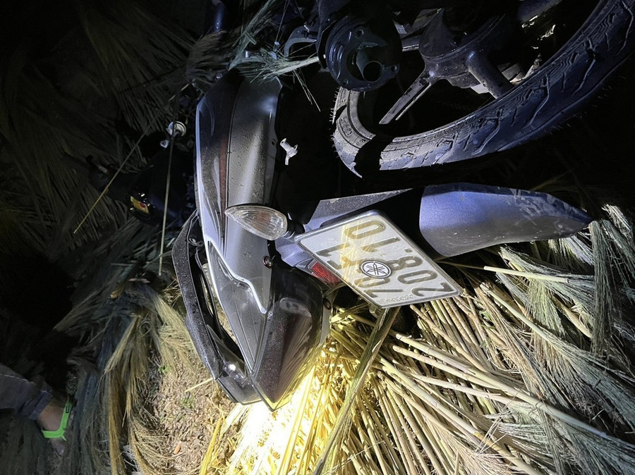 Xe môtô 70F1-20810 do đối tượng Lê Trọng Hoàng (15 tuổi) điều khiển đâm vào tổ Cảnh sát Giao thông khiến Đại úy Nguyễn Đình Phúc bị chấn thương nặng. (Ảnh: Cao Nguyên/TTXVN) Xe môtô 70F1-20810 do đối tượng Lê Trọng Hoàng (15 tuổi) điều khiển đâm vào tổ Cảnh sát Giao thông khiến Đại úy Nguyễn Đình Phúc bị chấn thương nặng. (Ảnh: Cao Nguyên/TTXVN)