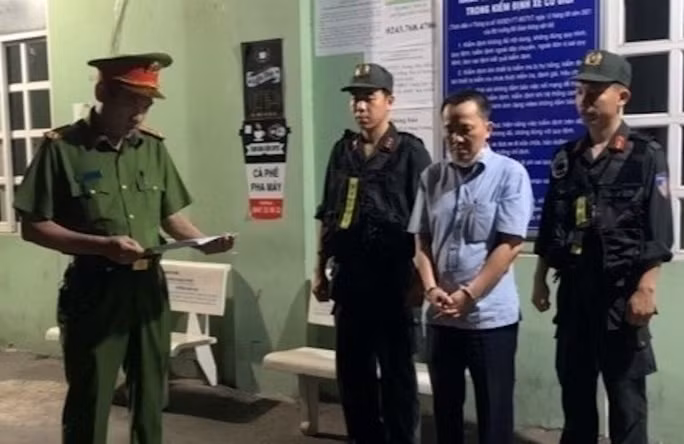 Cảnh sát khám xét trung tâm đăng kiểm lớn nhất Đồng Nai - Ảnh 4. Cơ quan Cảnh sát điều tra Công an tỉnh Đồng Nai đọc lệnh giữ người trong trường hợp khẩn cấp đối với Dương Việt Hồng hồi tháng 4-2023