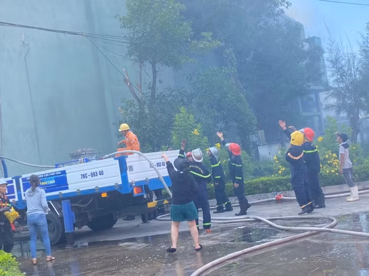 Lực lượng chức năng triển khai công tác chữa cháy.