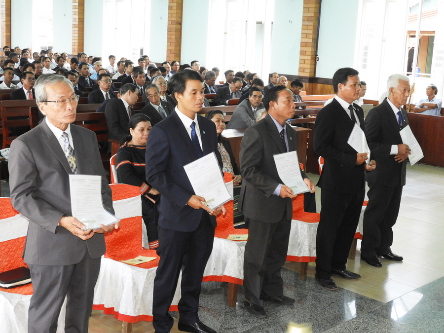Các vị tân mục sư nhận quyết định được tấn phong. Ảnh: Thanh Nhật Các vị tân mục sư nhận quyết định được tấn phong. Ảnh: Thanh Nhật