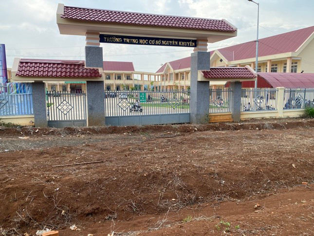 Cổng chính của Trường THCS Nguyễn Khuyến vẫn phải đóng kín. Cổng chính của Trường THCS Nguyễn Khuyến vẫn phải đóng kín.