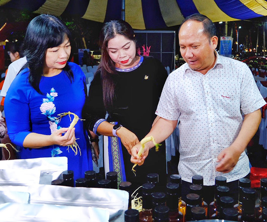 Phó Bí thư Tỉnh ủy Rah Lan Chung (bìa phải) cùng lãnh đạo Hội LHPN tỉnh Gia Lai tham quan gian hàng của Hội LHPN tỉnh Kon Tum (mô hình tiêu biểu hỗ trợ sinh kế cho phụ nữ bị buôn bán trở về). Ảnh: M.C Phó Bí thư Tỉnh ủy Rah Lan Chung (bìa phải) cùng lãnh đạo Hội LHPN tỉnh Gia Lai tham quan gian hàng của Hội LHPN tỉnh Kon Tum (mô hình tiêu biểu hỗ trợ sinh kế cho phụ nữ bị buôn bán trở về). Ảnh: M.C