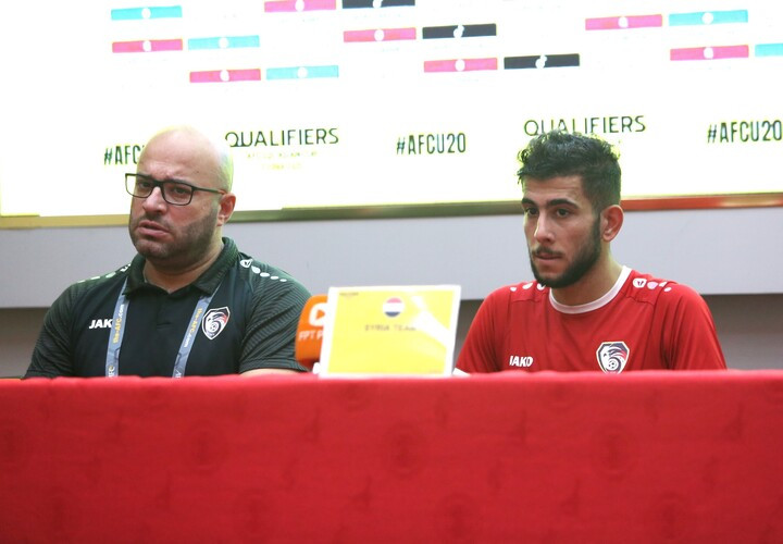 HLV Mohamad Akil và tiền đạo Mohammad Almustafa tại họp báo sau trận U20 Syria thắng U20 Guam. HLV Mohamad Akil và tiền đạo Mohammad Almustafa tại họp báo sau trận U20 Syria thắng U20 Guam.