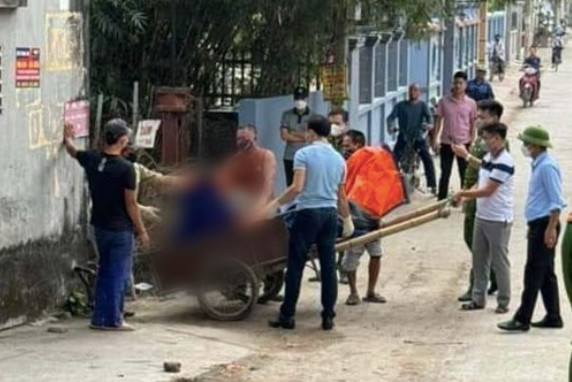 Thi thể anh C. được người dân đưa lên bờ. Ảnh: Hưng Yên Thi thể anh C. được người dân đưa lên bờ. Ảnh: Hưng Yên