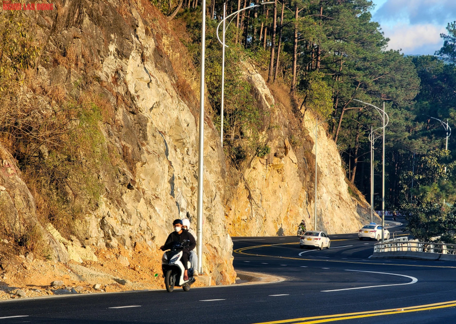 Một vài khu vực vách núi dựng đứng trên đèo tạo cảm giác hơi lo lắng khi chưa xây dựng taluy. Một vài khu vực vách núi dựng đứng trên đèo tạo cảm giác hơi lo lắng khi chưa xây dựng taluy.