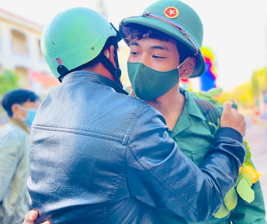 Những cái ôm ấm áp tiễn các tân binh lên đường nhập ngũ tại huyện Chư Pưh. Ảnh: Trần Dung Những cái ôm ấm áp tiễn các tân binh lên đường nhập ngũ tại huyện Chư Pưh. Ảnh: Trần Dung