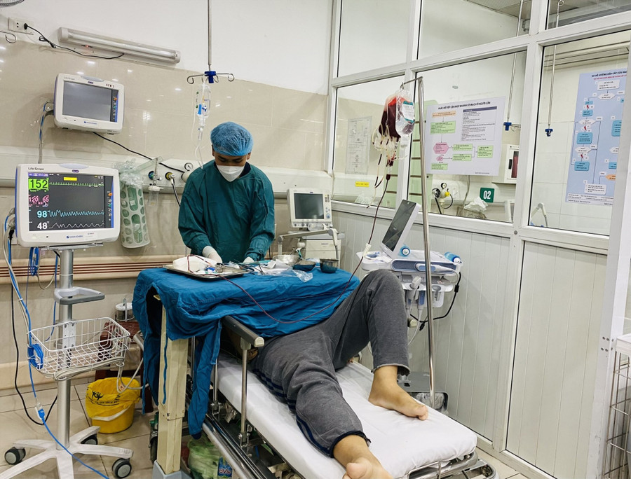 Các bác sĩ cấp cứu cho một bệnh nhân bị xuất huyết tiêu hóa. Ảnh: Thùy Linh