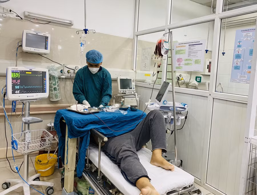 Các bác sĩ cấp cứu cho một bệnh nhân bị xuất huyết tiêu hóa. Ảnh: Thùy Linh Các bác sĩ cấp cứu cho một bệnh nhân bị xuất huyết tiêu hóa. Ảnh: Thùy Linh
