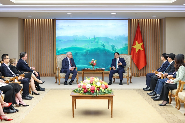 Chủ tịch Hiệp hội Công nghiệp bán dẫn Hoa Kỳ John Neffeur khẳng định, Việt Nam là điểm đến hấp dẫn nhất của các nhà đầu tư Hoa Kỳ trong lĩnh vực bán dẫn và có thể đóng vai trò đối tác chiến lược trong cung cấp nguồn nhân lực - Ảnh: VGP/Nhật Bắc Chủ tịch Hiệp hội Công nghiệp bán dẫn Hoa Kỳ John Neffeur khẳng định, Việt Nam là điểm đến hấp dẫn nhất của các nhà đầu tư Hoa Kỳ trong lĩnh vực bán dẫn và có thể đóng vai trò đối tác chiến lược trong cung cấp nguồn nhân lực - Ảnh: VGP/Nhật Bắc