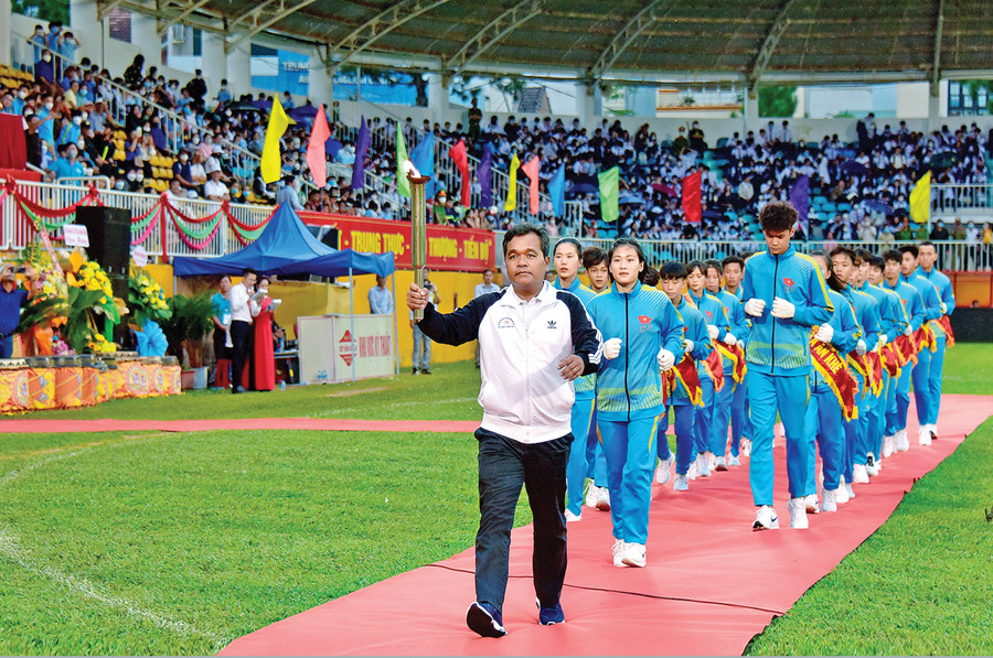 Ủy viên Ban Chấp hành Trung ương Đảng, Bí thư Tỉnh ủy, Chủ tịch HĐND tỉnh Hồ Văn Niên nhận ngọn đuốc từ các vận động viên để thắp sáng đài lửa tại Đại hội Thể dục thể thao toàn tỉnh lần thứ IX-2022. Ảnh: Đ.T Ủy viên Ban Chấp hành Trung ương Đảng, Bí thư Tỉnh ủy, Chủ tịch HĐND tỉnh Hồ Văn Niên nhận ngọn đuốc từ các vận động viên để thắp sáng đài lửa tại Đại hội Thể dục thể thao toàn tỉnh lần thứ IX-2022. Ảnh: Đ.T