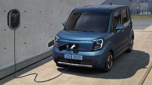 Cổng sạc của Kia Ray nằm ở phía trước đầu xe.