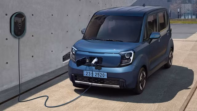 Cổng sạc của Kia Ray nằm ở phía trước đầu xe.