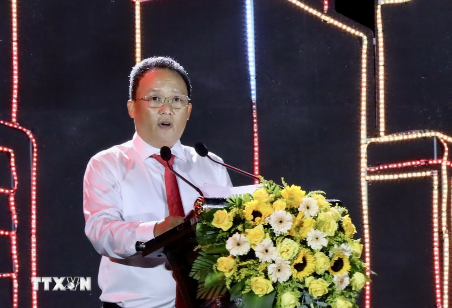 Chủ tịch UBND quận Hải Châu Lê Tự Gia Thạnh phát biểu khai trương phố đi bộ Bạch Đằng. (Ảnh: Trần Lê Lâm/TTXVN)