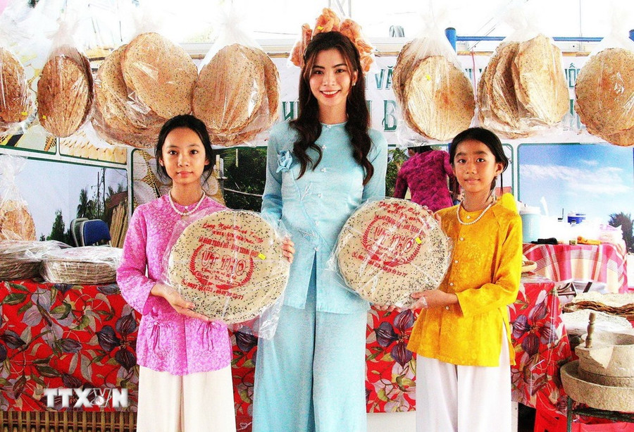 Gian biểu diễn và trưng bày sản phẩm của Làng nghề Bánh tráng Thuận Hưng. (Ảnh: Ánh Tuyết/TTXVN)