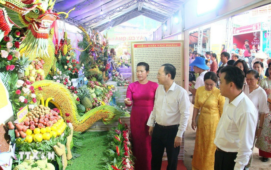 Đông đảo đại biểu, người dân tham quan khu vực trưng bày các tác phẩm tạo hình từ trái cây trong Ngày hội. (Ảnh: Ánh Tuyết/TTXVN)