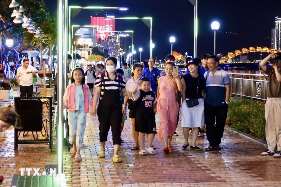 Người dân và du khách tham quan vui chơi tại phố đi bộ Bạch Đằng. (Ảnh: Trần Lê Lâm/TTXVN)