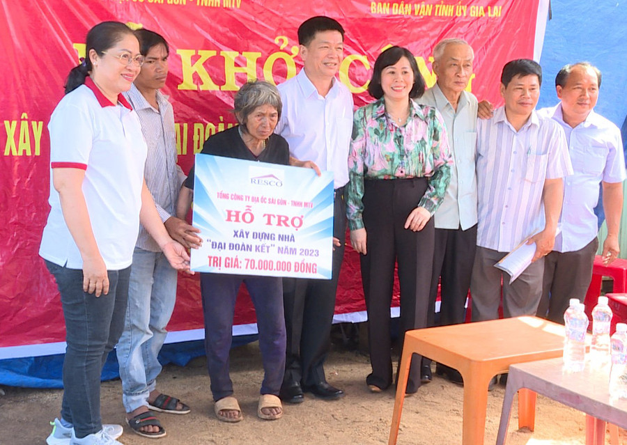 Các đại biểu trao bảng tượng trưng hỗ trợ xây nhà ở cho bà Rơ Châm H’Yip. Ảnh: Linh Chi