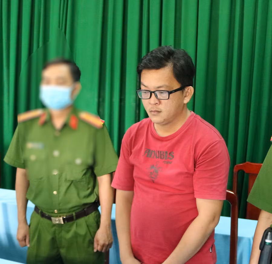 Cao Châu tại cơ quan CSĐT. Ảnh: VĂN HƠN Cao Châu tại cơ quan CSĐT. Ảnh: VĂN HƠN