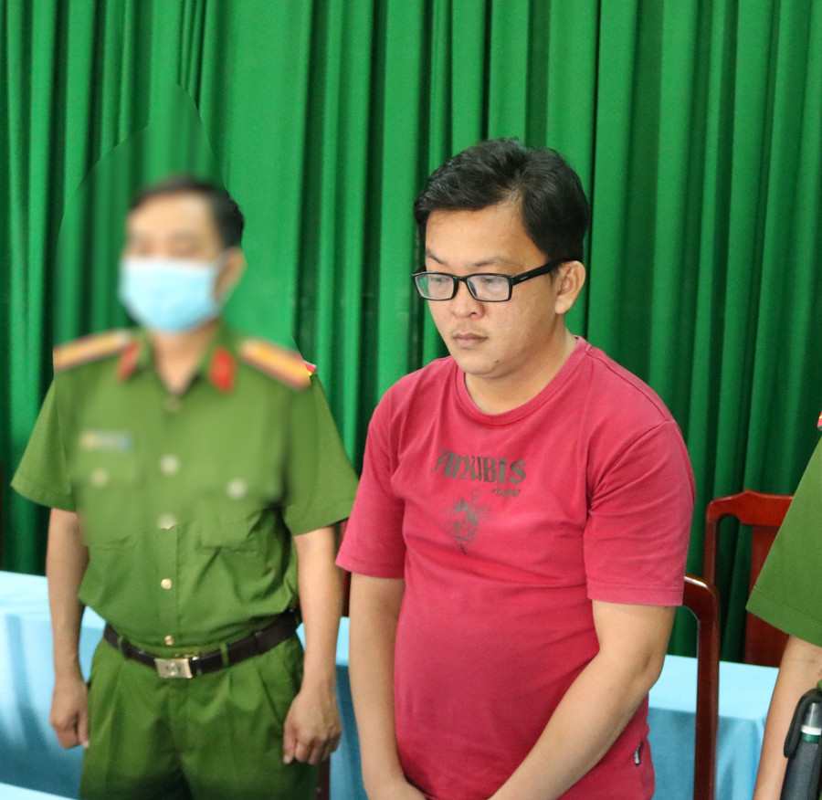 Cao Châu tại cơ quan CSĐT. Ảnh: VĂN HƠN Cao Châu tại cơ quan CSĐT. Ảnh: VĂN HƠN