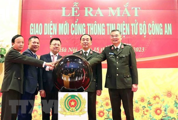 Các đại biểu thực hiện nghi thức ra mắt Giao diện mới của Cổng Thông tin điện tử Bộ Công an. (Ảnh: Phạm Kiên/TTXVN) Các đại biểu thực hiện nghi thức ra mắt Giao diện mới của Cổng Thông tin điện tử Bộ Công an. (Ảnh: Phạm Kiên/TTXVN)