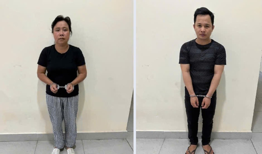 Huệ và Huy (từ trái qua phải) tại cơ quan công an. Huệ và Huy (từ trái qua phải) tại cơ quan công an.