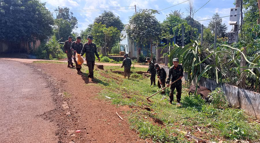 Đại đội 1, Ban Chỉ huy Quân sự huyện Đức Cơ giúp xã Ia Krêl dọn dẹp vệ sinh đường làng. Ảnh: Vĩnh Hoàng