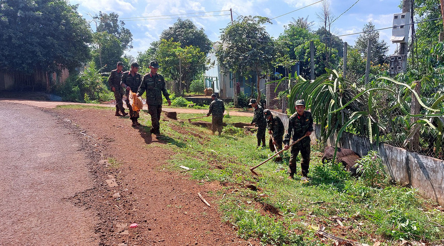 Đại đội 1, Ban Chỉ huy Quân sự huyện Đức Cơ giúp xã Ia Krêl dọn dẹp vệ sinh đường làng. Ảnh: Vĩnh Hoàng