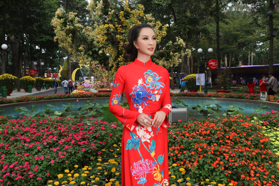 Trước thềm năm mới, MC Thanh Mai thảnh thơi dạo phố, khoe sắc vóc trong tà áo dài rực rỡ. Cô chọn các thiết kế phom dáng truyền thống, tôn đường cong với họa tiết hoa lá thể hiện tinh thần mùa xuân Trước thềm năm mới, MC Thanh Mai thảnh thơi dạo phố, khoe sắc vóc trong tà áo dài rực rỡ. Cô chọn các thiết kế phom dáng truyền thống, tôn đường cong với họa tiết hoa lá thể hiện tinh thần mùa xuân