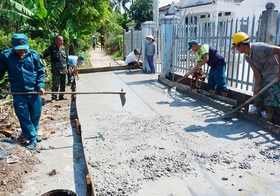 Con đường bê tông “Nhà nước và nhân dân cùng làm” ở xã Mong Thọ A (huyện Châu Thành, Kiên Giang). Ảnh: QUỐC BÌNH Con đường bê tông “Nhà nước và nhân dân cùng làm” ở xã Mong Thọ A (huyện Châu Thành, Kiên Giang). Ảnh: QUỐC BÌNH