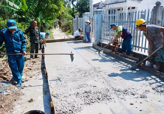 Con đường bê tông “Nhà nước và nhân dân cùng làm” ở xã Mong Thọ A (huyện Châu Thành, Kiên Giang). Ảnh: QUỐC BÌNH