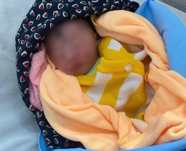 Bé trai sơ sinh được phát hiện bỏ rơi bên đường. NGƯỜI DÂN CUNG CẤP