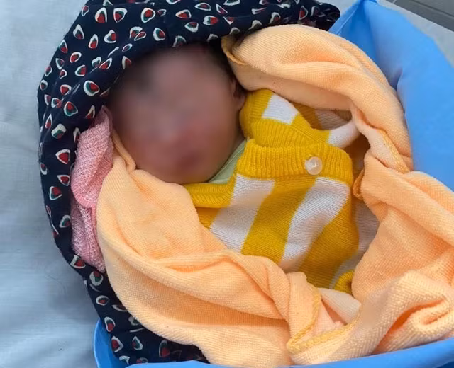 Bé trai sơ sinh được phát hiện bỏ rơi bên đường. NGƯỜI DÂN CUNG CẤP