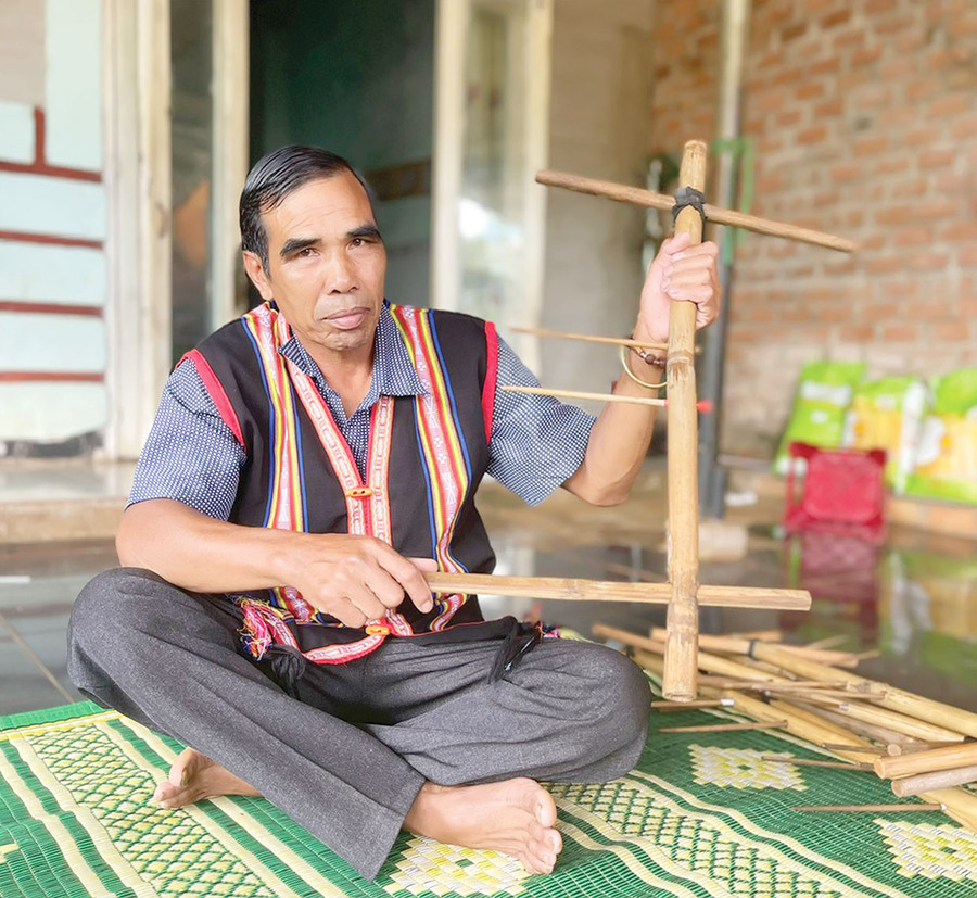 Ông Ksor Nhem làm các khung cửi tặng người thân trong gia đình và dân làng để động viên họ duy trì nghề dệt thổ cẩm. Ảnh: H.T Ông Ksor Nhem làm các khung cửi tặng người thân trong gia đình và dân làng để động viên họ duy trì nghề dệt thổ cẩm. Ảnh: H.T