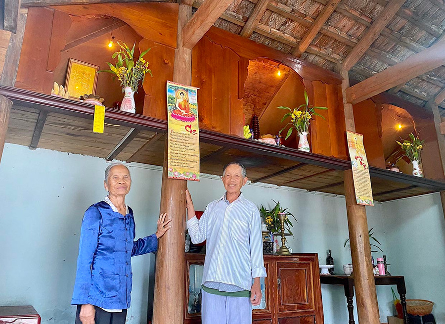 Vợ chồng ông Huỳnh Duyên trong ngôi nhà có tuổi đời hơn 30 năm của gia đình. Ảnh: Mộc Trà Vợ chồng ông Huỳnh Duyên trong ngôi nhà có tuổi đời hơn 30 năm của gia đình. Ảnh: Mộc Trà