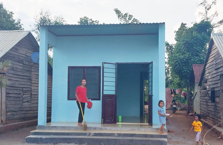 Nhiều hộ dân tộc thiểu số được nguồn vốn tín dụng và vốn ngân sách Nhà nước hỗ trợ để xây dựng nhà ở vững chãi. Ảnh: Sơn Ca Nhiều hộ dân tộc thiểu số được nguồn vốn tín dụng và vốn ngân sách Nhà nước hỗ trợ để xây dựng nhà ở vững chãi. Ảnh: Sơn Ca