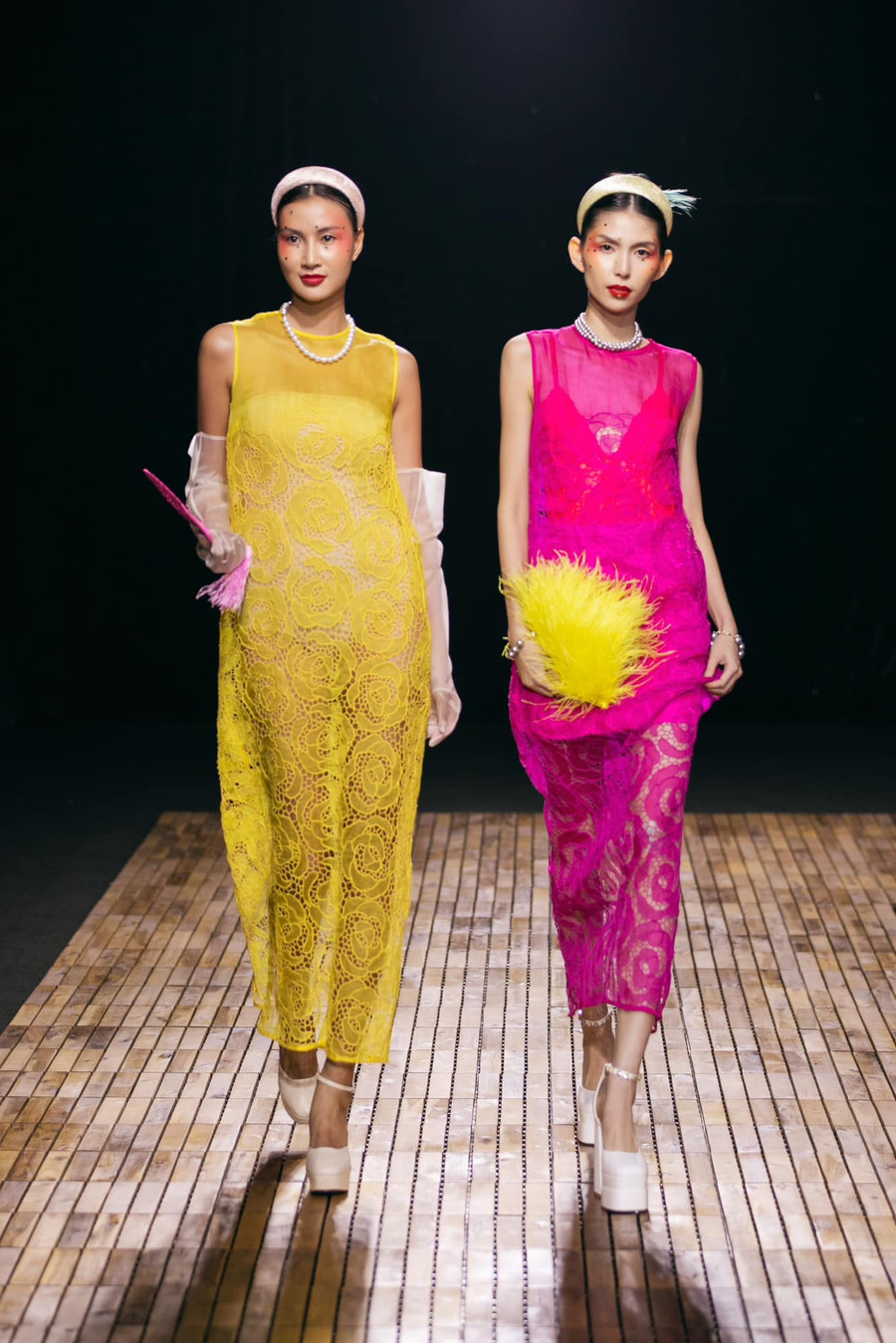 Một số thiết kế hè ấn tượng trong show diễn TALE OF KNOTS có sử dụng gam màu là những gợi ý thú vị cho các tín đồ yêu fuchsia Một số thiết kế hè ấn tượng trong show diễn TALE OF KNOTS có sử dụng gam màu là những gợi ý thú vị cho các tín đồ yêu fuchsia
