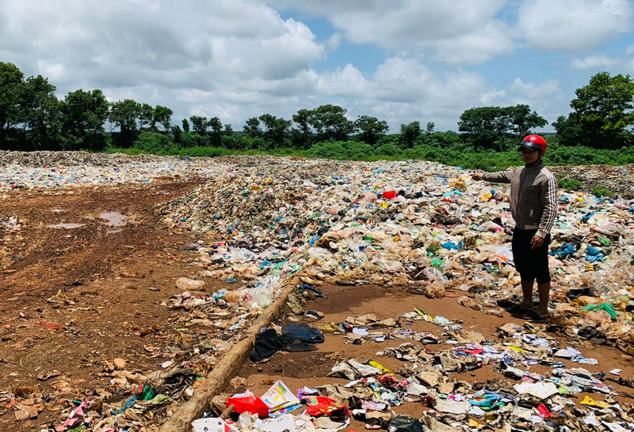 Rác thải không được chôn lấp, phun chế phẩm xử lý thường xuyên nên gây mùi hôi thối ảnh hưởng đến môi trường xung quanh. Ảnh: H.T