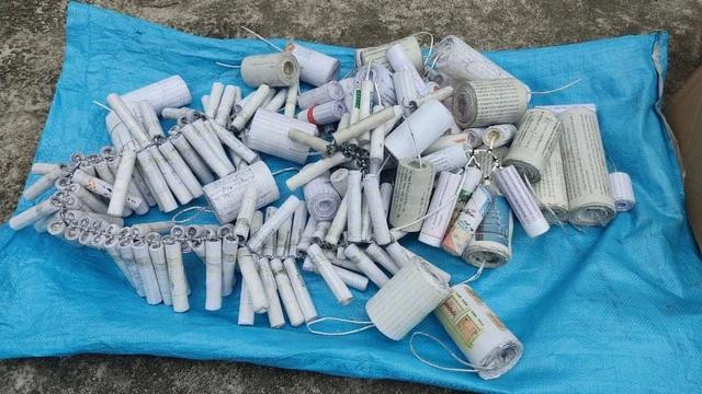 Một phần pháo nổ thành phẩm mà 4 học sinh đã sản xuất trái phép được công an thu giữ.