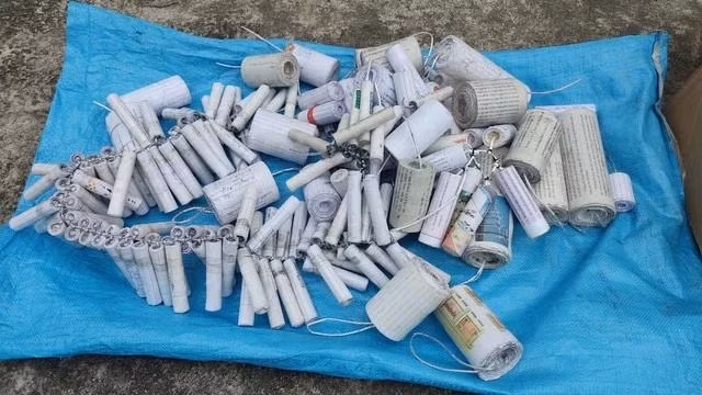 Một phần pháo nổ thành phẩm mà 4 học sinh đã sản xuất trái phép được công an thu giữ.