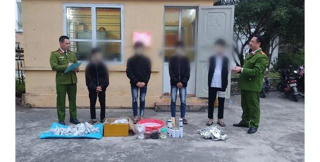 4 học sinh được đưa về cơ quan công an để làm rõ hành vi sản xuất trái phép pháo nổ.